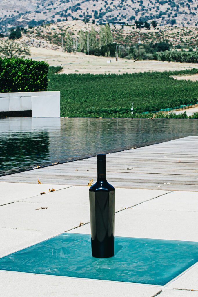 Teotempo wine bottle outside by the pool