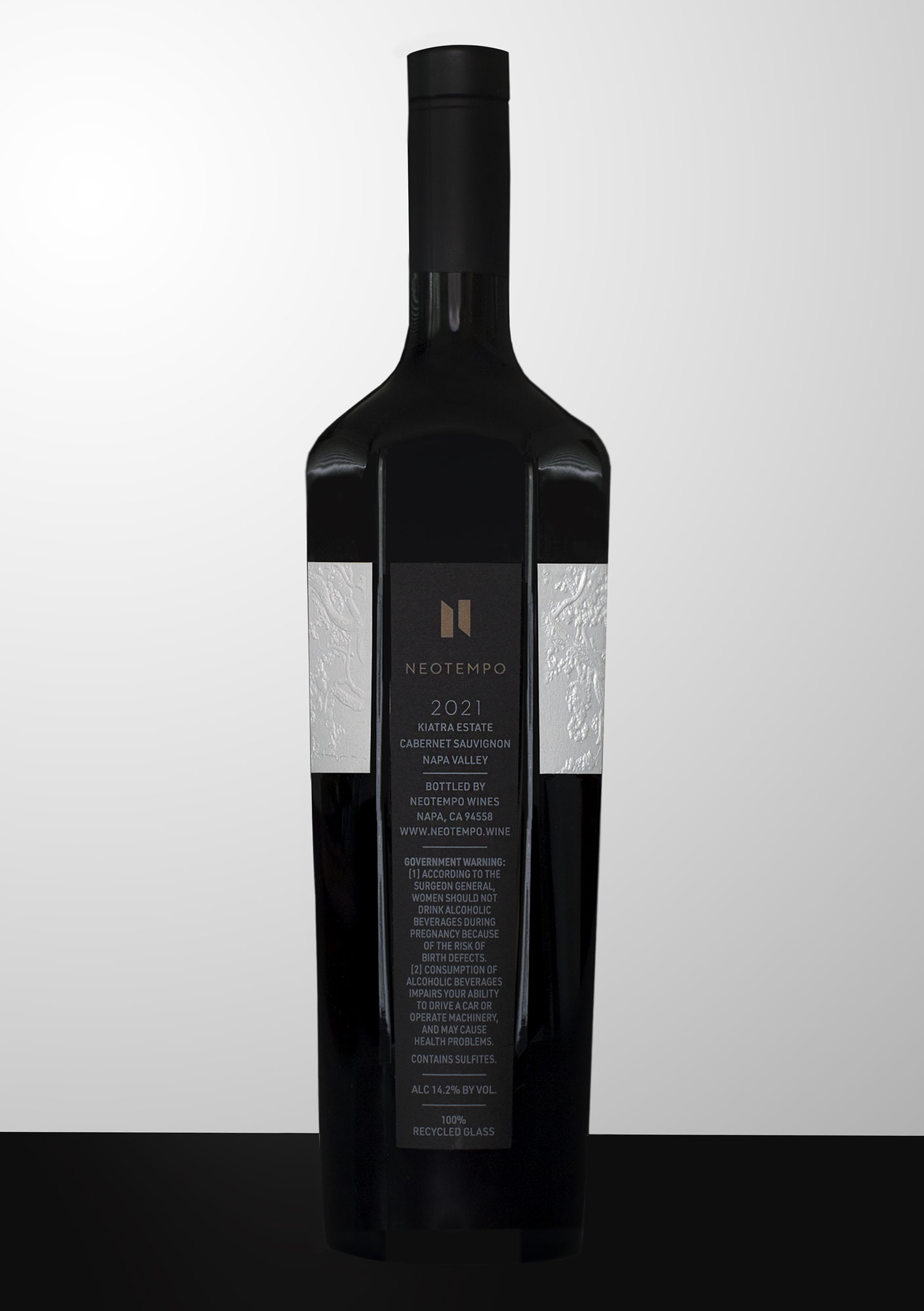 Bottle of 2021 Neotempo Cabernet Sauvignon black back label