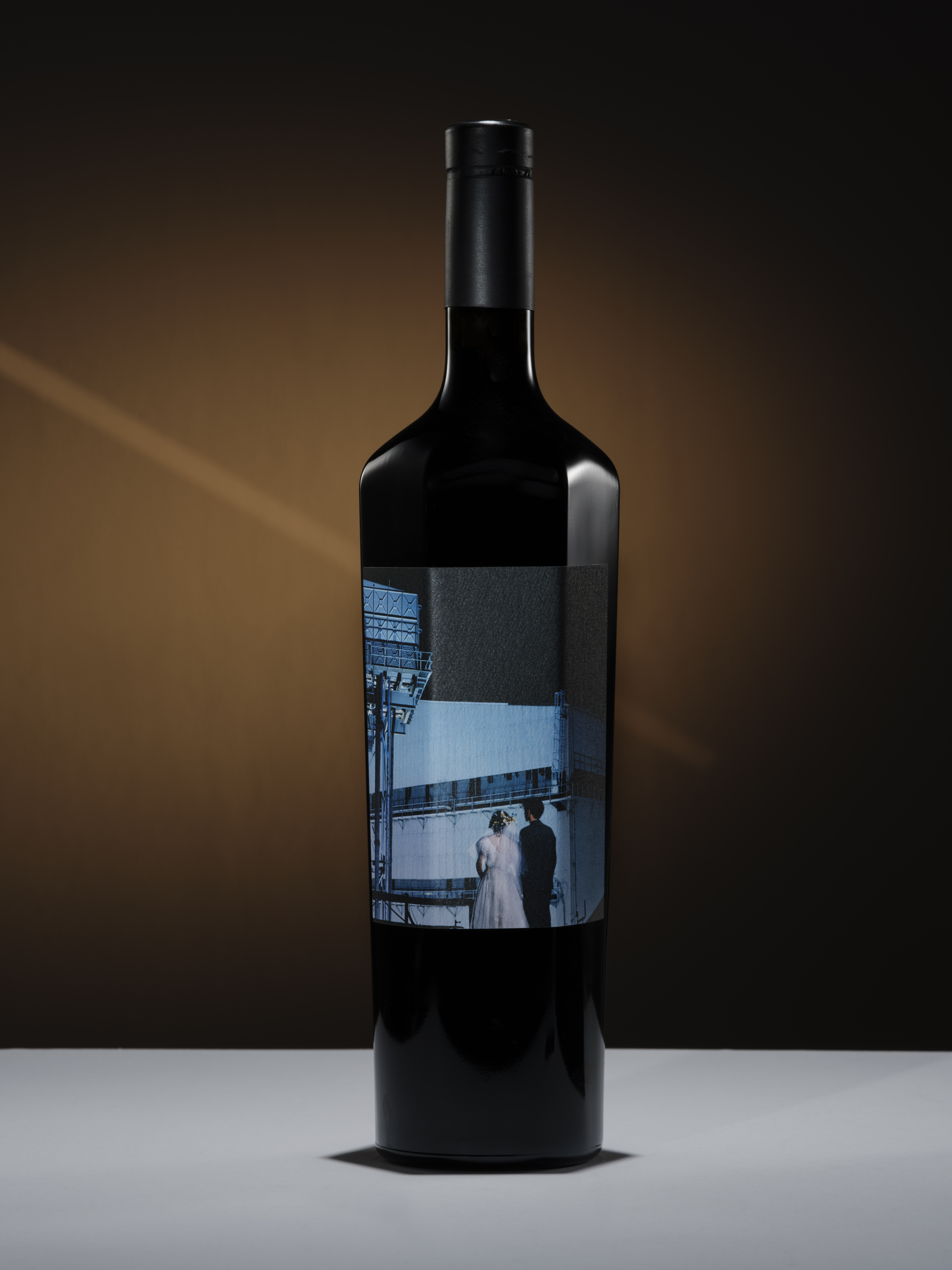 Black and white hexagonal Neotempo wine bottle